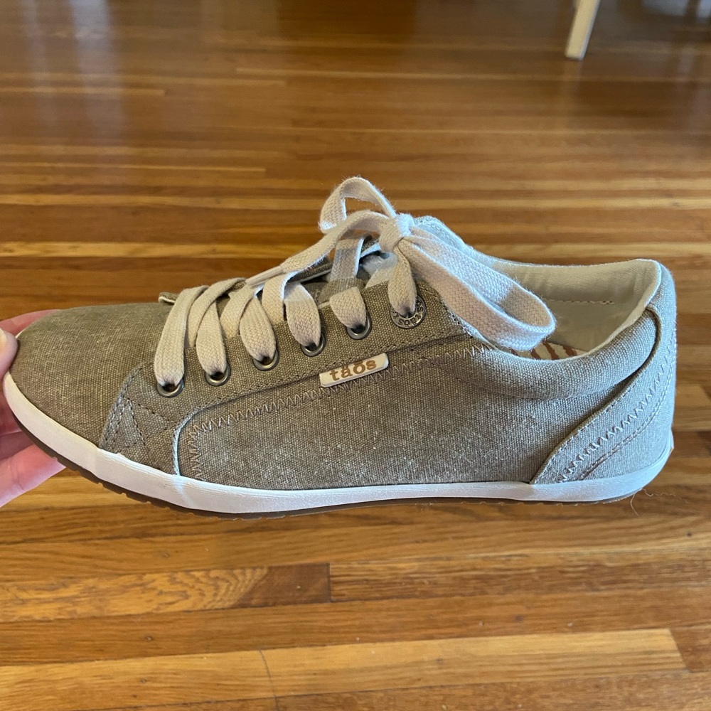 Taos Star Tennis Shoes in Khaki Wash canvas. Like new, worn 4 times.